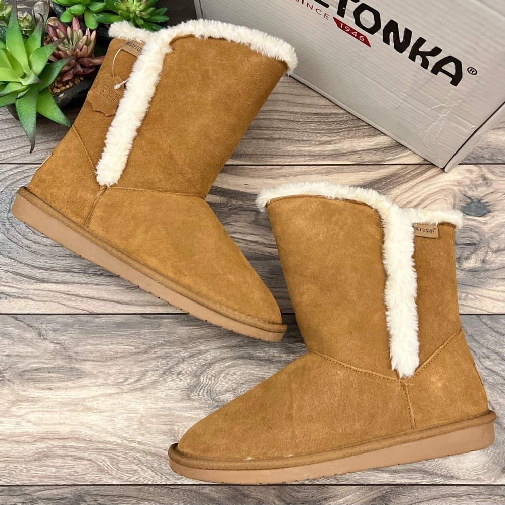 NIB Minnetonka Suede Faux Fur Shearling Trim Winter Boots Tan Suede 9M